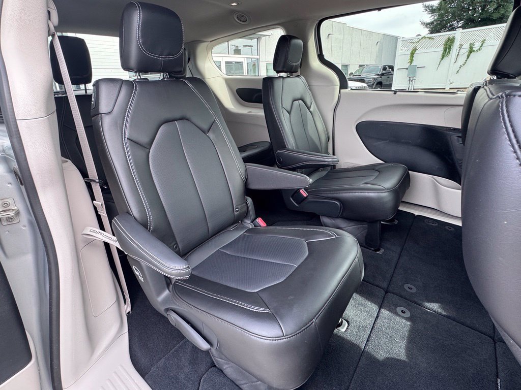 Used 2023 Chrysler Pacifica Touring-L FWD image 24