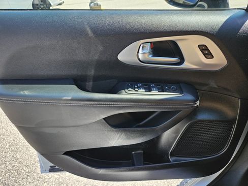 Used 2025 Chrysler Pacifica Limited FWD image 29