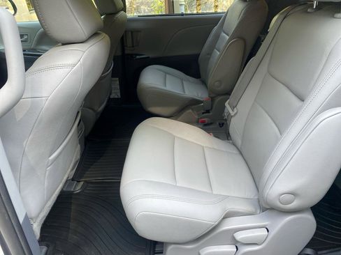 Used 2020 Toyota Sienna XLE w/ XLE Navigation Package image 10
