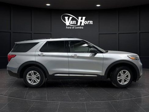 Used 2023 Ford Explorer XLT AWD/4WD image 2