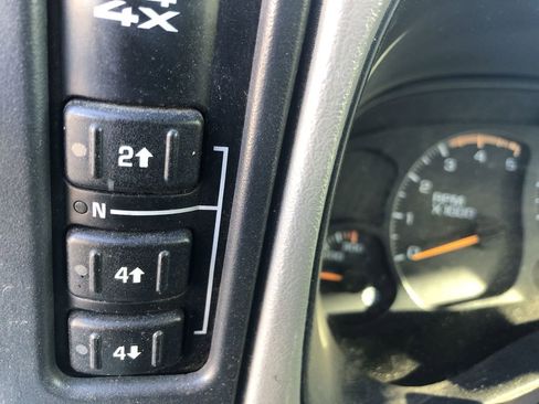 Used 2005 Chevrolet Silverado 2500 LT w/ Heavy-Duty Power Package image 10