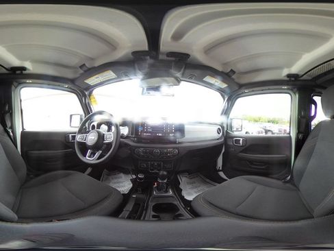 Used 2025 Jeep Wrangler Unlimited Sahara AWD/4WD image 43