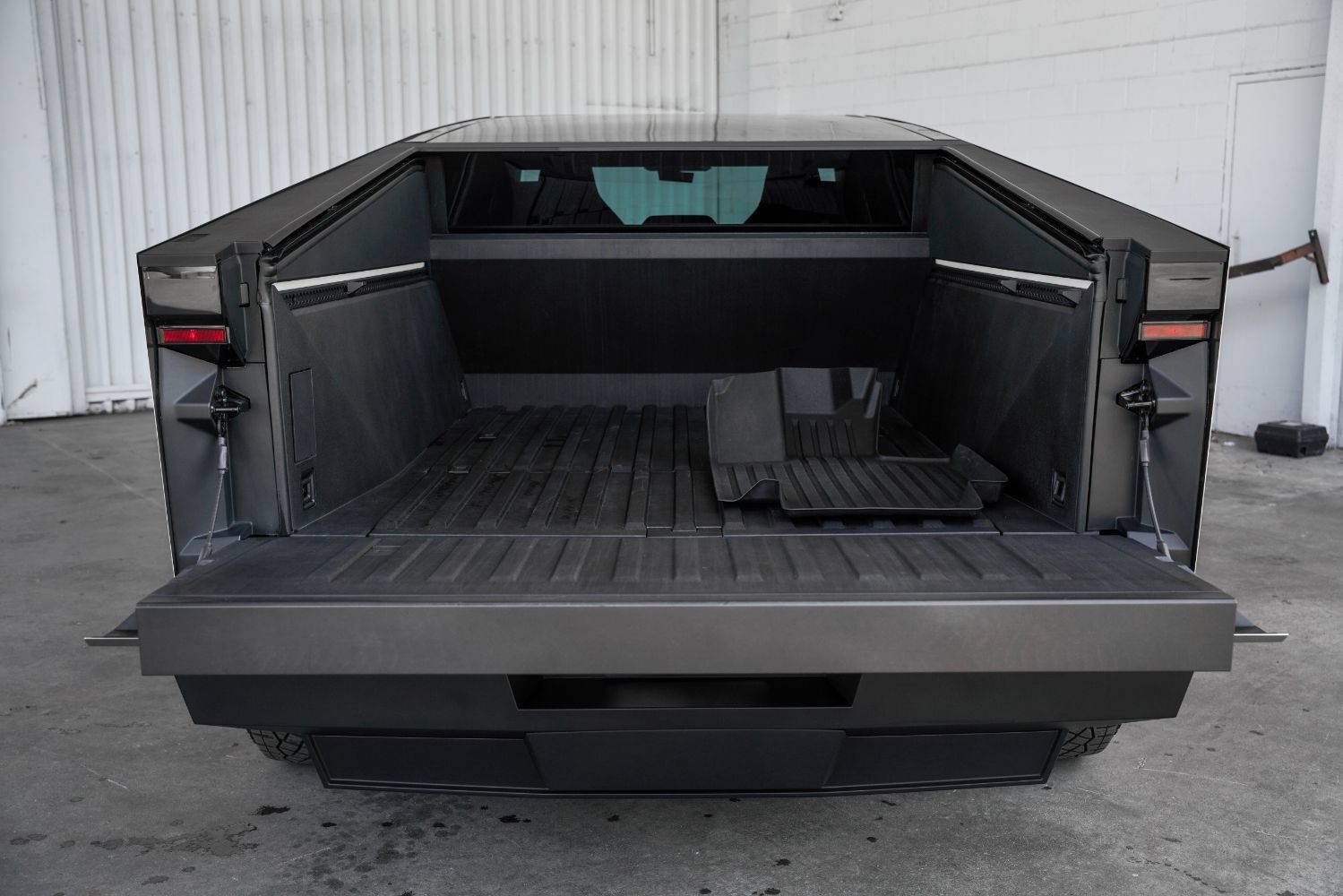 Used 2024 Tesla Cybertruck Cyberbeast AWD/4WD image 18