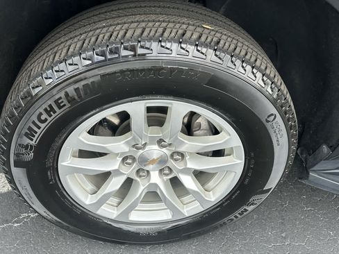 Used 2024 Chevrolet Suburban LT RWD image 9