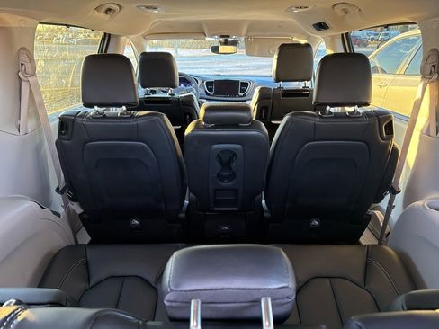 Used 2024 Chrysler Pacifica Touring-L w/ Uconnect Theater Family Group image 30