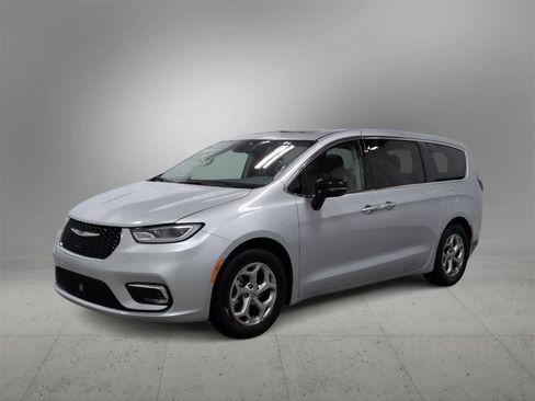 Used 2024 Chrysler Pacifica Limited image 4