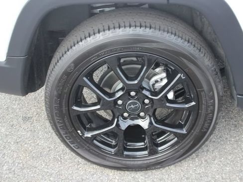 Used 2025 Jeep Compass Latitude w/ Convenience Group AWD/4WD image 36