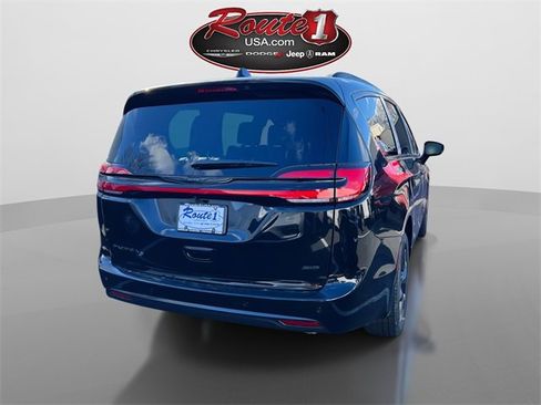 New 2026 Chrysler Pacifica Select image 8