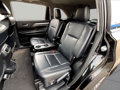 Used 2019 Toyota Highlander XLE FWD image 21