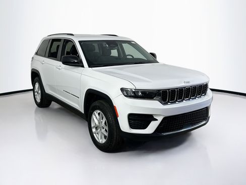 Used 2023 Jeep Grand Cherokee Laredo w/ Luxury Tech Group I image 3