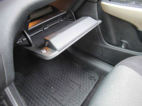 Used 2017 Jeep Cherokee Sport w/ Cold Weather Group image 36