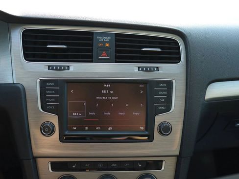 Used 2016 Volkswagen Golf SE image 17