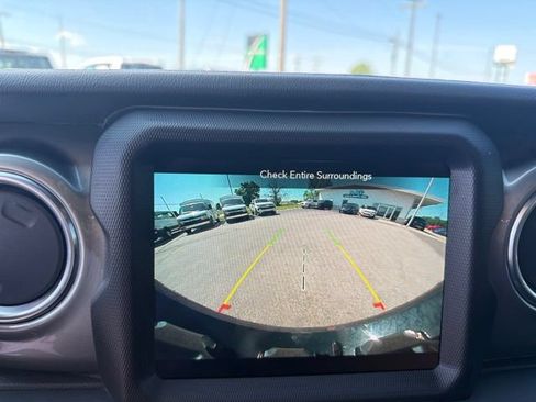 Used 2021 Jeep Wrangler Unlimited Sahara AWD/4WD image 17