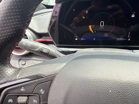 Used 2025 Chevrolet Trax RS w/ Sunroof Package FWD image 43