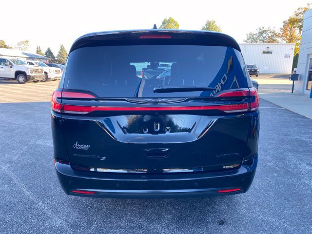 Used 2025 Chrysler Pacifica Limited FWD image 5