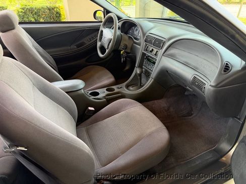 Used 2002 Ford Mustang Convertible RWD image 9