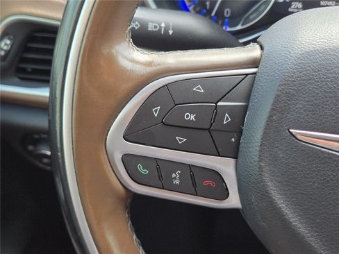 Used 2017 Chrysler Pacifica Limited FWD image 36