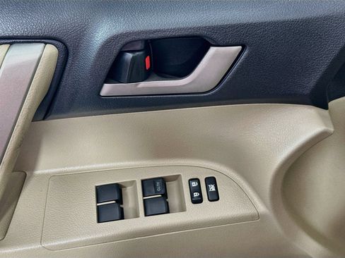 Used 2011 Toyota Highlander SE w/ Tow Pkg AWD/4WD image 17