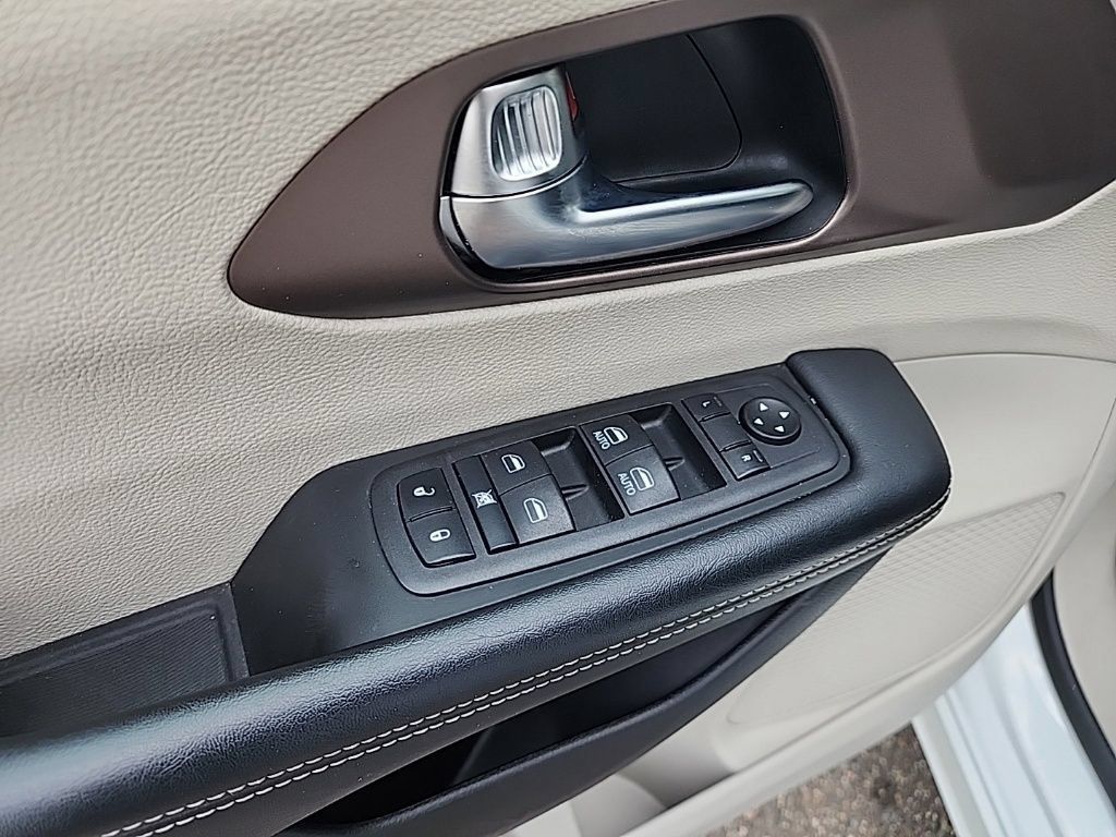Used 2023 Chrysler Voyager LX FWD image 7