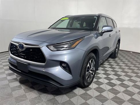 Used 2022 Toyota Highlander XLE AWD/4WD image 3
