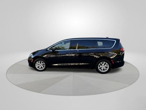 Used 2024 Chrysler Pacifica Touring-L image 4