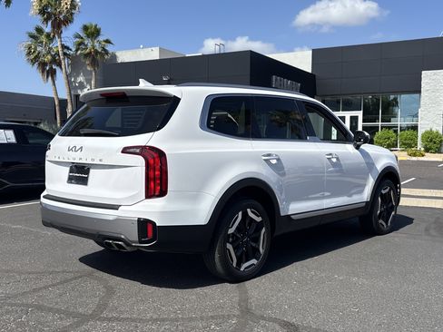 Used 2025 Kia Telluride S FWD image 3