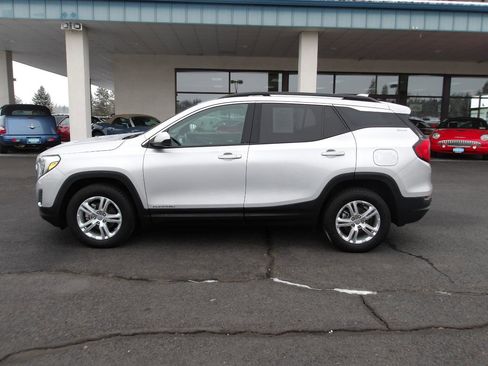 Used 2018 GMC Terrain SLE w/ Driver Convenience Package image 2