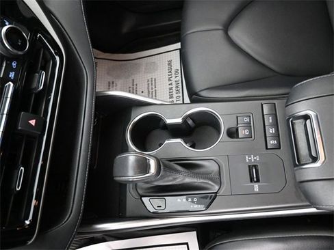 Used 2022 Toyota Highlander XLE image 17