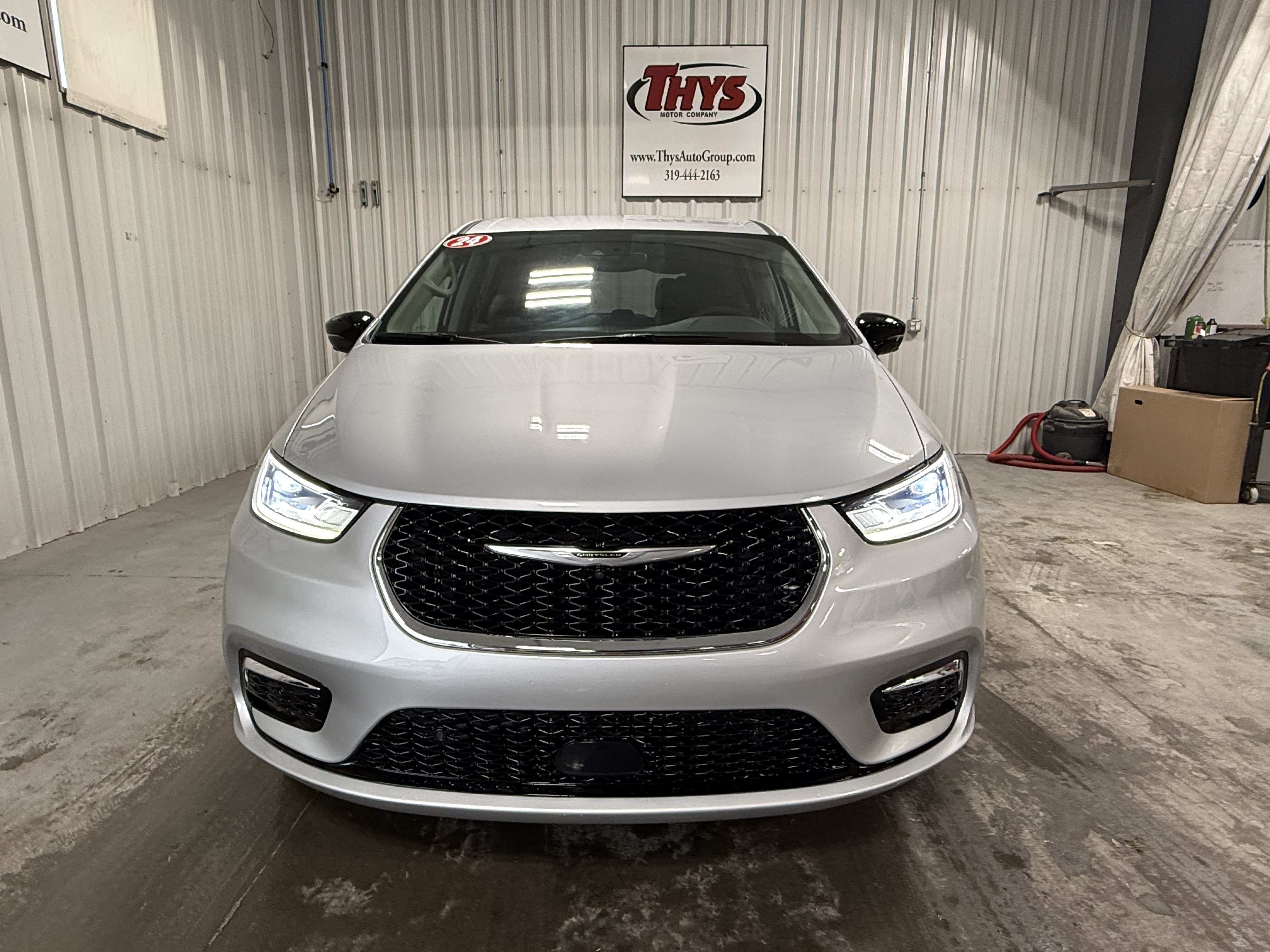 Used 2024 Chrysler Pacifica Touring-L w/ Uconnect Theater Family Group AWD/4WD image 15