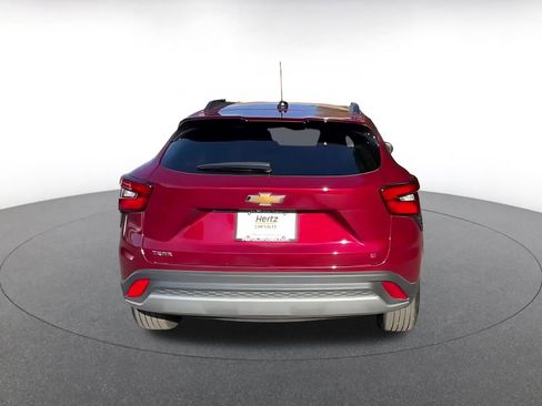 Used 2025 Chevrolet Trax LT w/ LT Convenience Package image 12