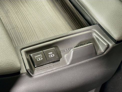 Used 2023 Toyota Sienna Limited FWD image 40