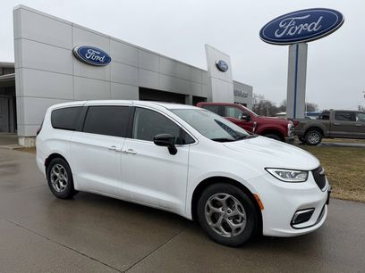 Used 2024 Chrysler Pacifica Limited