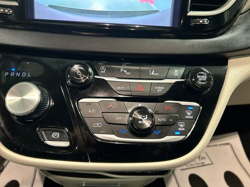 Used 2024 Chrysler Pacifica Touring-L FWD image 19