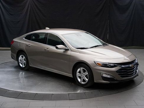 Used 2023 Chevrolet Malibu LT image 2