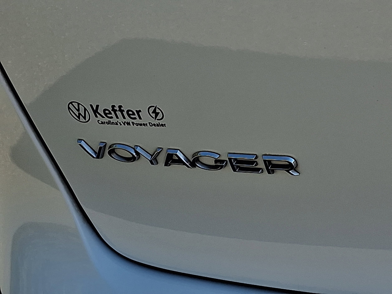 Used 2023 Chrysler Voyager LX FWD image 31