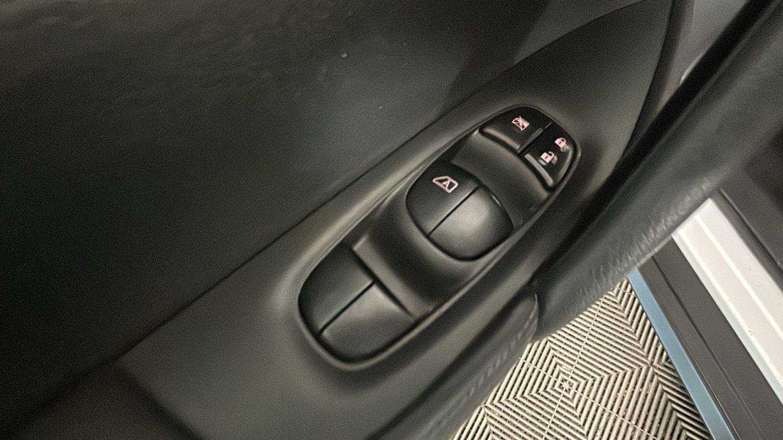 Used 2017 Nissan Rogue SV AWD/4WD image 13