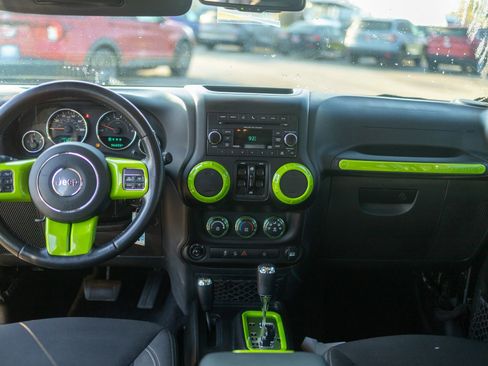 Used 2017 Jeep Wrangler Unlimited Sahara w/ Connectivity Group image 27