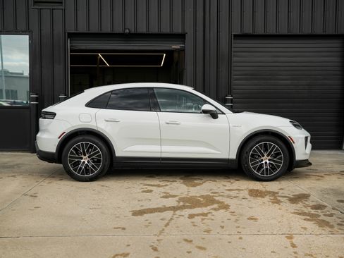 Certified 2025 Porsche Macan Electric image 13