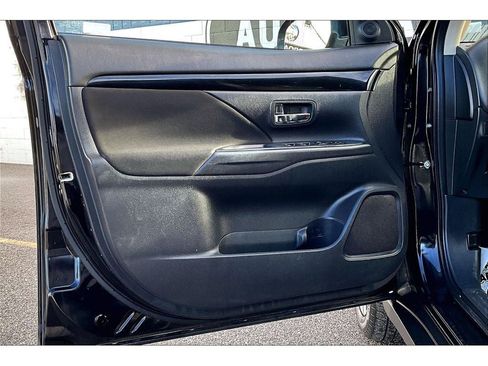 Used 2020 Mitsubishi Outlander ES image 19