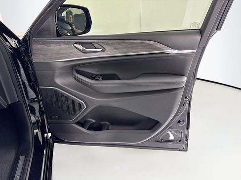 Used 2025 Jeep Grand Cherokee L Overland image 27