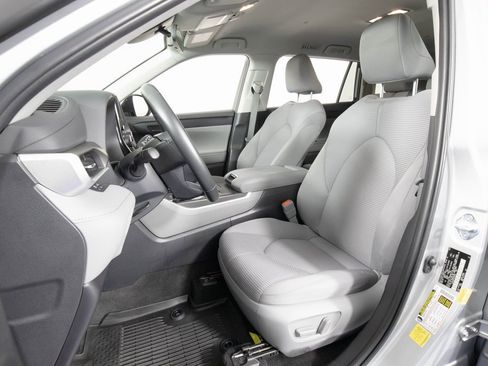 Used 2023 Toyota Highlander LE image 10