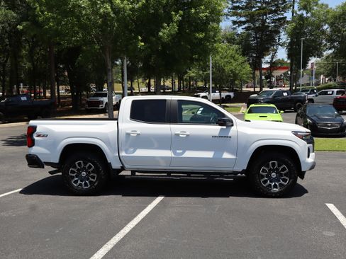 Used 2025 Chevrolet Colorado Z71 w/ Technology Package AWD/4WD image 10