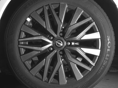 Used 2025 Nissan Altima 2.5 SV FWD image 14