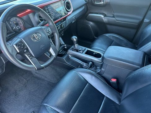 Used 2020 Toyota Tacoma TRD Sport w/ TRD Premium Sport Package AWD/4WD image 10