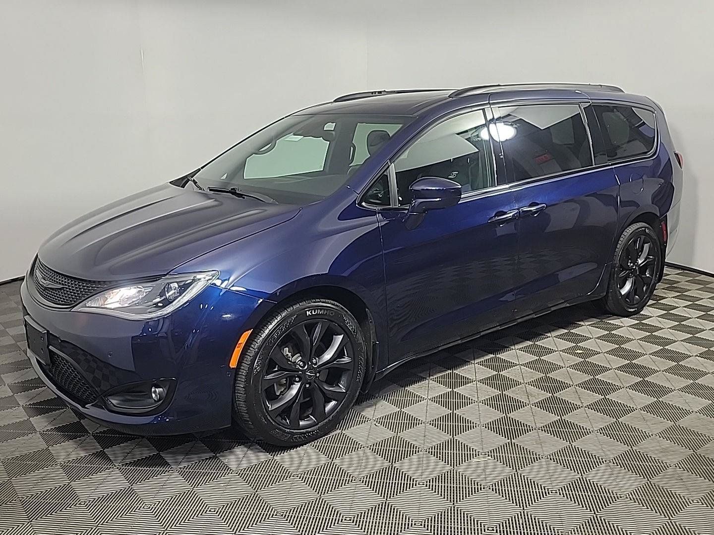 Used 2019 Chrysler Pacifica Touring-L Plus w/ Advanced Safetytec Group FWD image 13