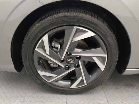 Used 2025 Hyundai Elantra Limited FWD image 31