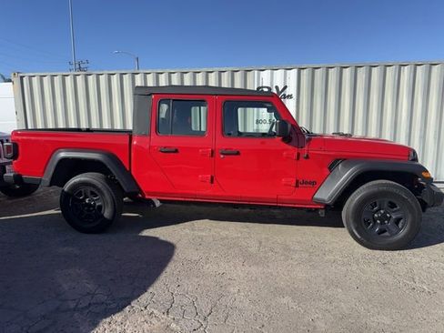 Used 2022 Jeep Gladiator Sport image 4