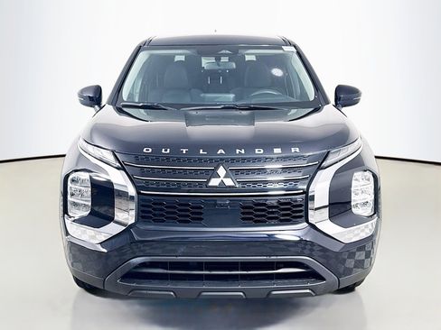 Used 2023 Mitsubishi Outlander ES image 2