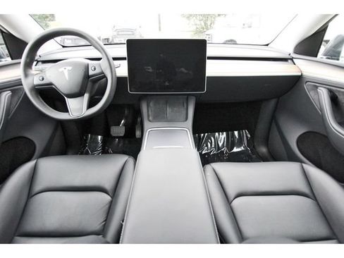 Used 2025 Tesla Model Y Long Range RWD image 8