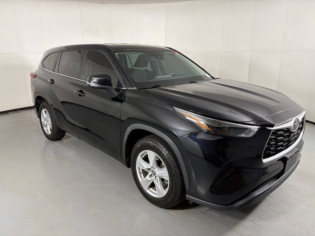 Used 2023 Toyota Highlander L FWD image 2